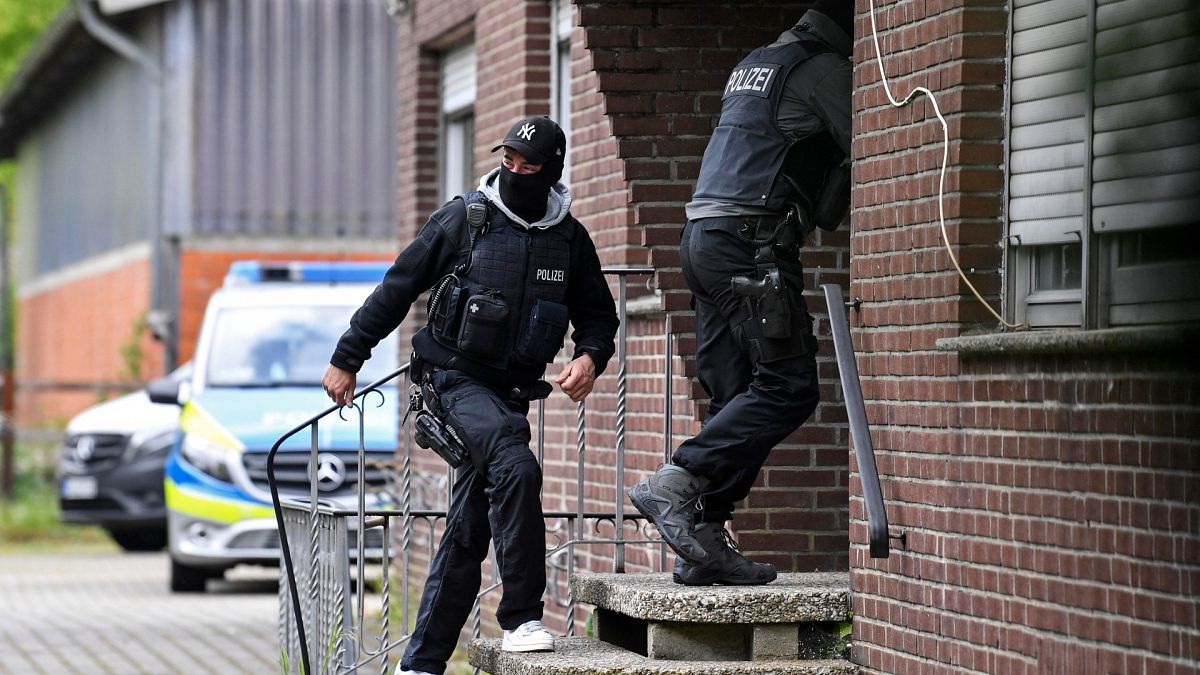 Alman polisi koronavirüs nedeniyle zarar görenlere yönelik yapılan yardımı suistimal ettiği gerekçesiyle İslami derneğe baskın düzenledi