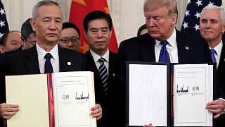 الرئيس دونالد ترامب ونائب رئيس مجلس الدولة الصيني ليو هي، يوقعان اتفاقية تجارية في واشنطن 15/01/2020  (أرشيف)