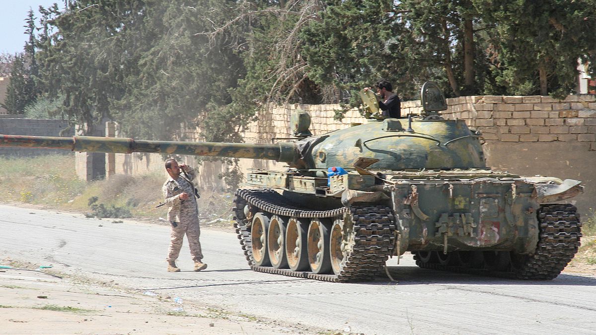 دبابة تابعة للقوات الموالية لحكومة الوفاق الوطني جنوب العاصمة طرابلس 