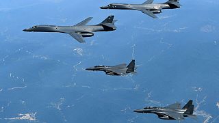 بمب‌افکن‌های بی۱بی ایالات متحده دو جنگندهٔ اف ۱۵ ک کره جنوبی را در رزمایش هوایی سال ۲۰۱۷ همراهی می‌کنند.