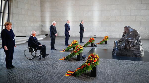Bundeskanzlerin Merkel, Bundestagspräsident Schaeuble, Präsident Steinmeier, Bundesratspräsident Woidke (Photo by HANNIBAL HANSCHKE / POOL / AFP) Bundeskanzlerin Merkel, Bundestagspräsident Schaeuble, Präsident Steinmeier, Bundesratspräsident Woidke (Photo by HANNIBAL HANSCHKE / POOL / AFP)