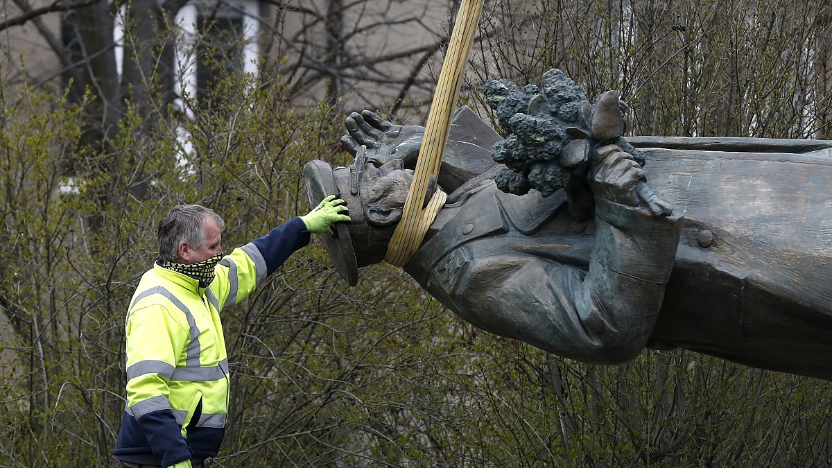Генсек НАТО поддержал политиков, сносивших памятник Коневу