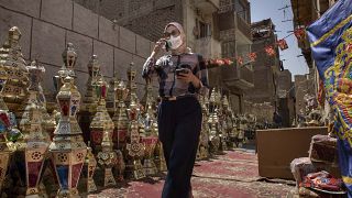 مصرية ترتدي قناعاً في القاهرة
