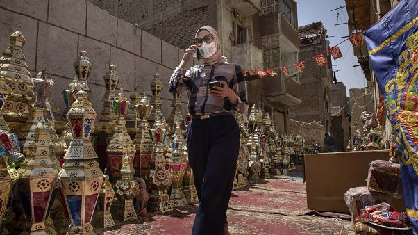مصرية ترتدي قناعاً في القاهرة مصرية ترتدي قناعاً في القاهرة