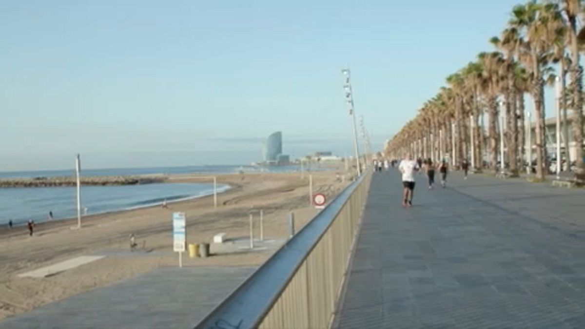 Covid-19: perché a Barcellona si può già fare il bagno al mare