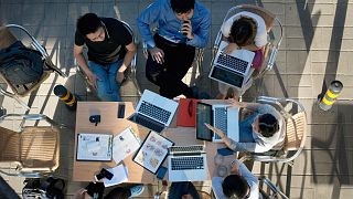 ABD'de internet erişimi olmayan öğrenciler ücretsiz WiFi olan otoparklarda ders çalışıyor