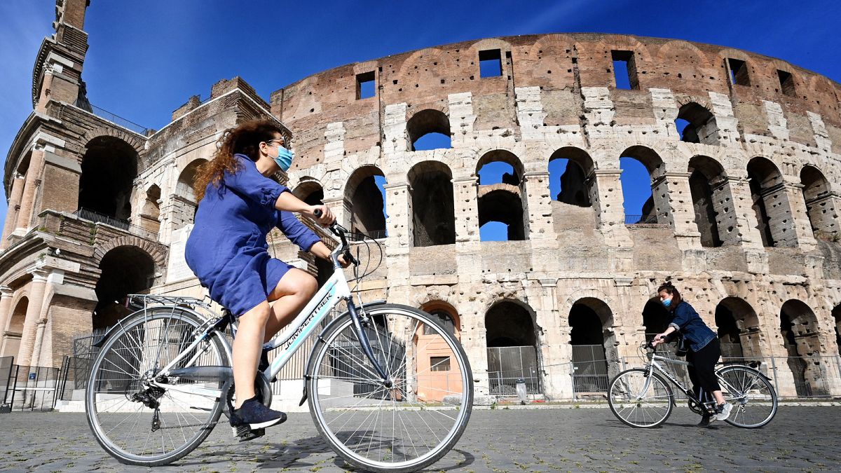 Des cyclistes devant le Colisée à Rome, le 8 mai 2020.