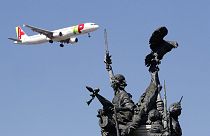 Um avião da TAP prepara-se para aterrar em Lisboa sobrevoando o monumento à Guerra Peninsular