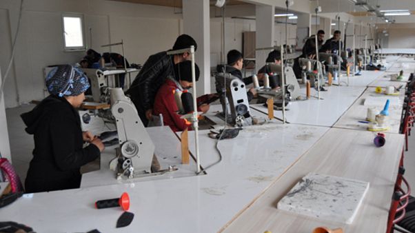 Türkiye'deki Afgan mülteciler maske üretimine başladı Türkiye'deki Afgan mülteciler maske üretimine başladı