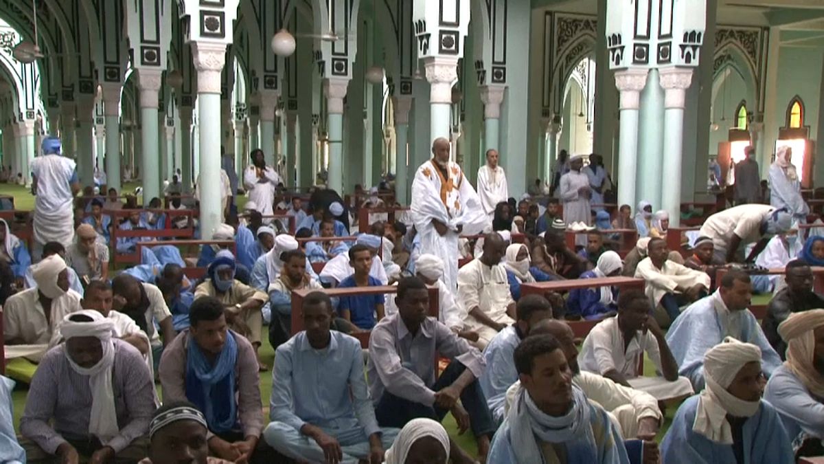 المسجد الكبير بالعاصمة نواكشوط بعد أن أعيد افتتاح المساجد في موريتانيا بسبب وباء كورونا. الجمعة 08/05/2020