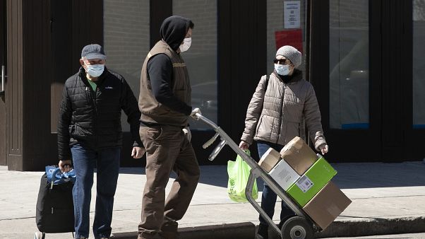 New York'ta Covid-19'dan korunmak için maske takan halk New York'ta Covid-19'dan korunmak için maske takan halk