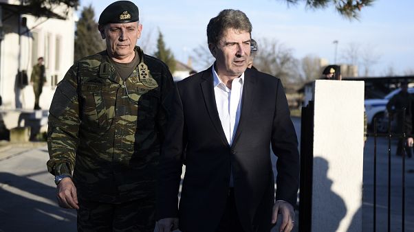 Yunanistan Kamu Düzeni Bakanı Michalis Chrisochoidis (sağda) ile Genelkurmay Başkanı Floros Türk-Yunan sınırındaki bir operasyon merkezinde inceleme yaptı. Yunanistan Kamu Düzeni Bakanı Michalis Chrisochoidis (sağda) ile Genelkurmay Başkanı Floros Türk-Yunan sınırındaki bir operasyon merkezinde inceleme yaptı.