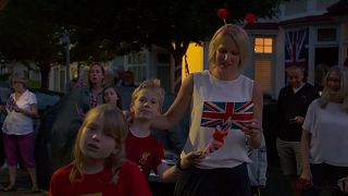 شاهد: البريطانيون يتحدون كورونا ويخرجون لإحياء ذكرى يوم النصر الأوروبي وهزيمة ألمانيا النازية