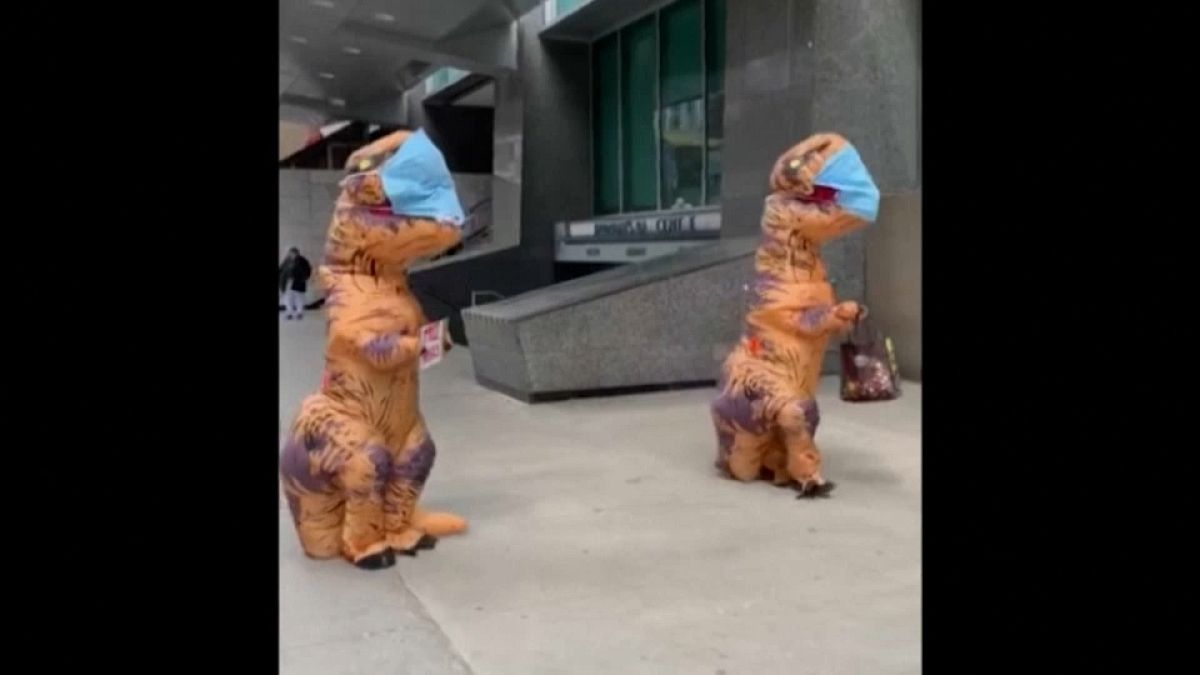 A Toronto, des dinosaures distribuent des masques