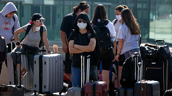 Καναδάς: Μοιράζουν μάσκες ντυμένες δεινόσαυροι Καναδάς: Μοιράζουν μάσκες ντυμένες δεινόσαυροι
