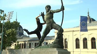 No Comment : à Budapest, ils dansent masqués pour commémorer la journée de l'Europe