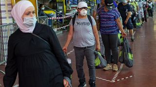 Armut durch Corona-Krise: Anstehen für Essen