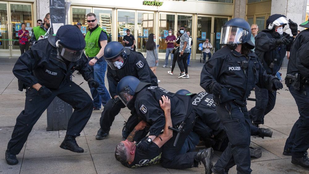 #COVIDIOTS trendet: Tausende bei Demos in Stuttgart, München, Berlin