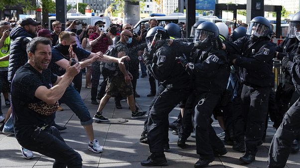 Erőszakossá váltak németországi tüntetések, szombaton Berlinben két demonstráció is Erőszakossá váltak németországi tüntetések, szombaton Berlinben két demonstráció is