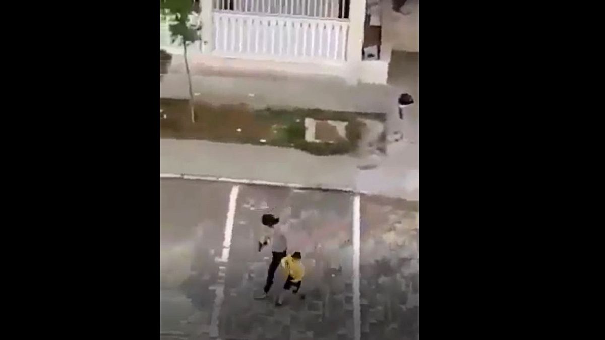 Nusaybin'de havaya ateş açarak çocukları kovalayan polis açığa alındı