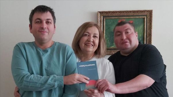 Zihinsel engelli genç annesine şiir kitabı yazdı: 'Güneş Ellerimde'yi Anneler Günü'nde hediye etti Zihinsel engelli genç annesine şiir kitabı yazdı: 'Güneş Ellerimde'yi Anneler Günü'nde hediye etti