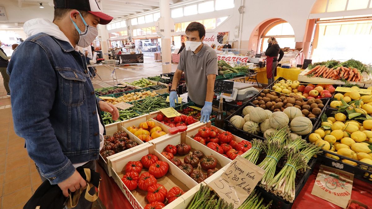 A világpiacon csökken, itthon viszont emelkedik az élelmiszerek ára