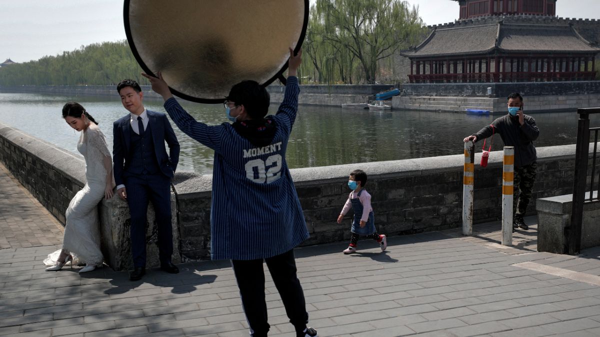 شاهد: الزواج بالصين في زمن كورونا.. الآلاف من الغرباء يحضرون الزفاف في بث مباشر