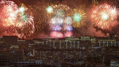 الألعاب النارية تضيء سماء روسيا احتفالا بذكرى "يوم النصر"