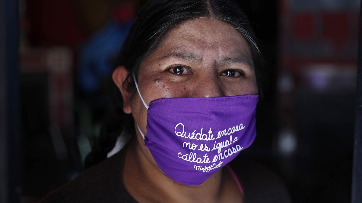 Las mascarillas se convierten en algo más que una protección en Latinoamérica