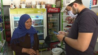 فيديو: توزيع مساعدات غذائية باستعمال الهاتف لعائلات تونسية خلال الحجر الصحي المنزلي