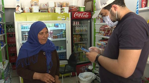 فيديو: توزيع مساعدات غذائية باستعمال الهاتف لعائلات تونسية خلال الحجر الصحي المنزلي فيديو: توزيع مساعدات غذائية باستعمال الهاتف لعائلات تونسية خلال الحجر الصحي المنزلي