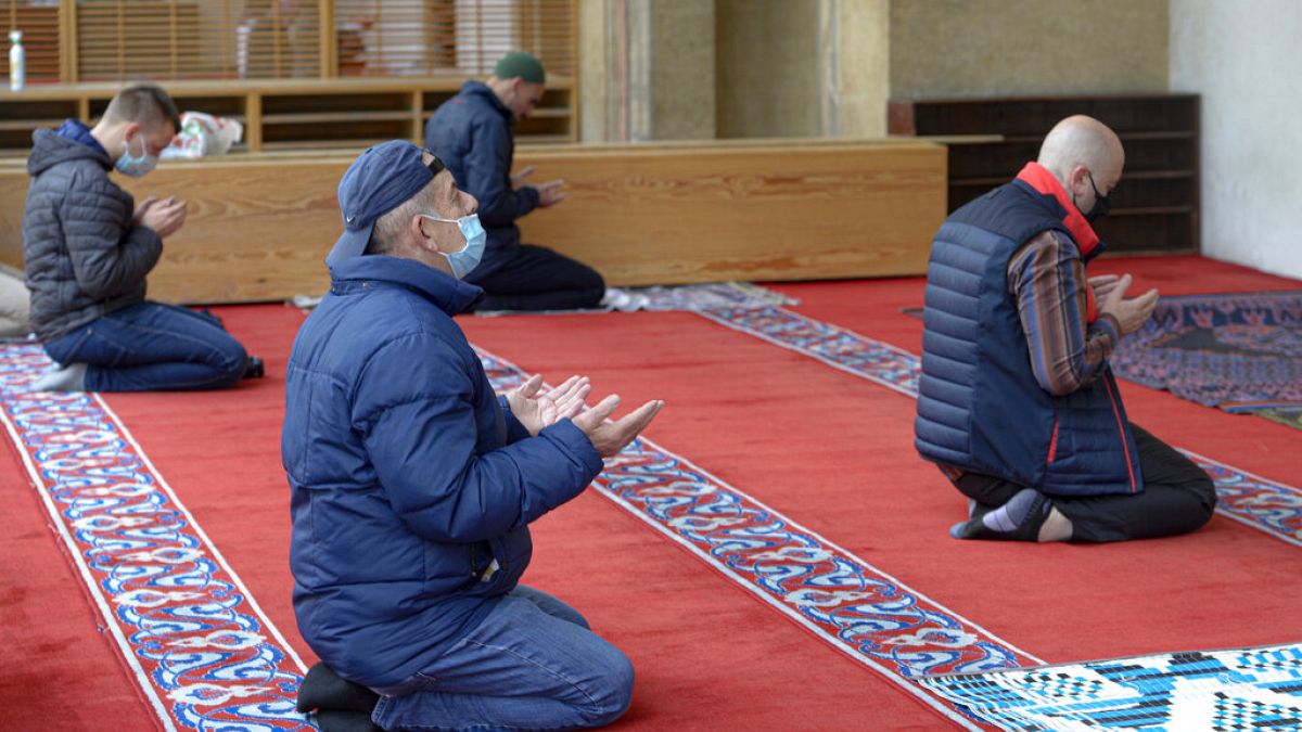 A szarjevói Begova mecsetben újra lehet imádkozni a megfelelő távolság betartása mellett