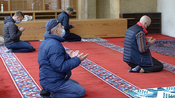 A szarjevói Begova mecsetben újra lehet imádkozni a megfelelő távolság betartása mellett A szarjevói Begova mecsetben újra lehet imádkozni a megfelelő távolság betartása mellett