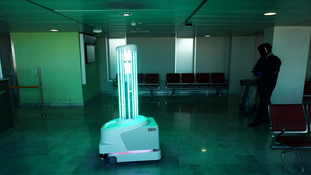 Nice Havaalanında UV ışınları ile dezenfekte çalışması 7 Mayıs 2020, Fransa