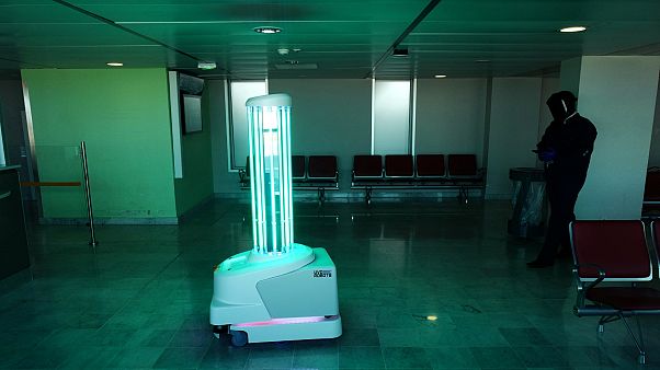 Nice Havaalanında UV ışınları ile dezenfekte çalışması 7 Mayıs 2020, Fransa Nice Havaalanında UV ışınları ile dezenfekte çalışması 7 Mayıs 2020, Fransa