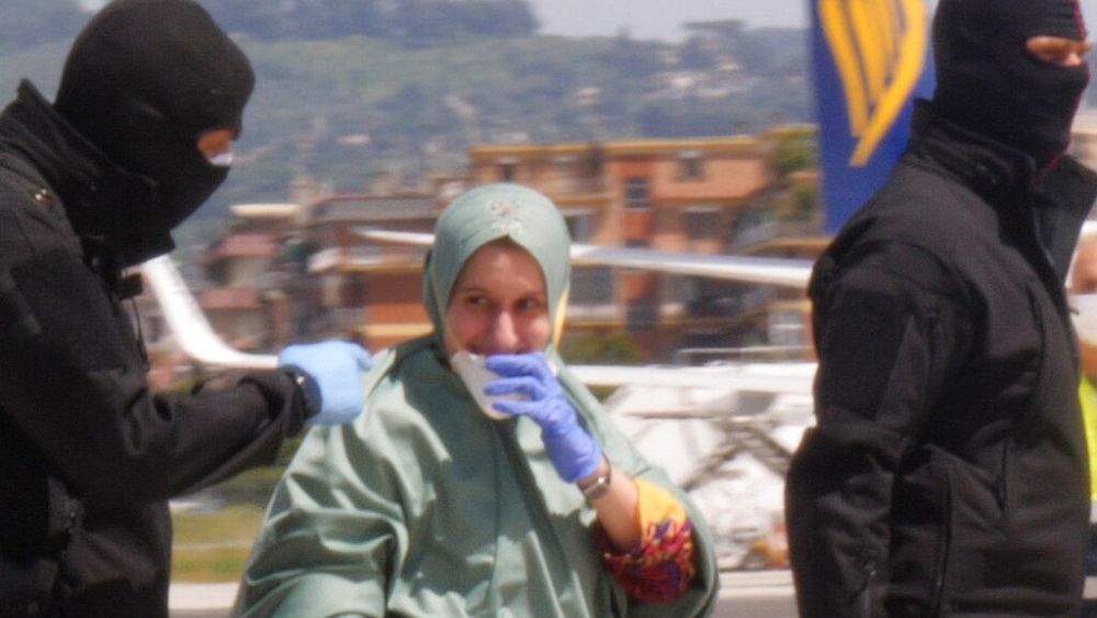 Silvia Romano Torna A Casa Sta Bene E Si E Convertita Euronews