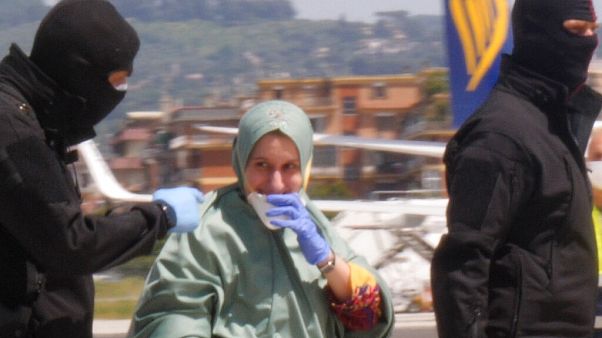 Silvia Romano torna a casa: sta bene e si è convertita Silvia Romano torna a casa: sta bene e si è convertita