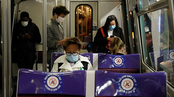 Des passagers dans une rame du métro parisien le 11 mai 2020. Des passagers dans une rame du métro parisien le 11 mai 2020.