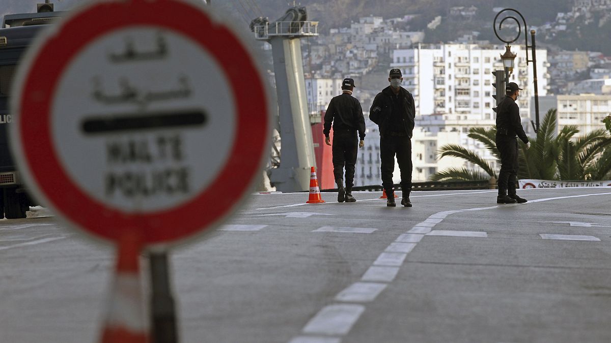 قوات الأمن تقف عند نقطة تفتيش لفرض حظر تجول بهدف منع انتشار فيروس كورونا في العاصمة - الجزائر 