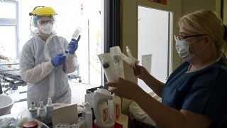 Védőfelszerelést viselő orvos és egy ápoló a koronavírussal fertőzött betegek fogadására kialakított osztályon a fővárosi Szent László Kórházban 2020. május 8-án.