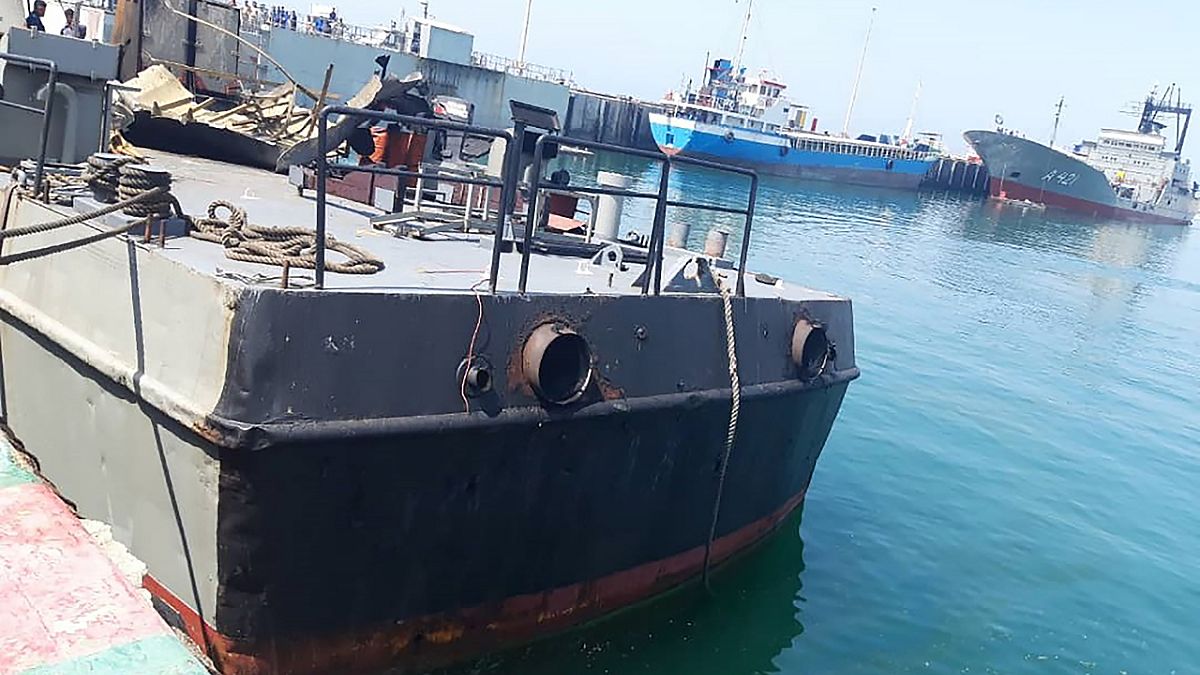 Image du Konarak, navire touché par un tir ami lors d’exercices en mer d'Oman, à quai de Jask dans le sud de l'Iran, le 11 mai 2020.
