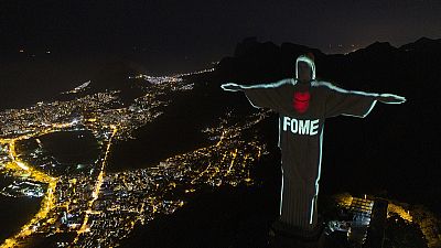 Ρίο ντε Τζανέιρο: Το άγαλμα του Χριστού Σωτήρα φωτίστηκε κατά της πείνας