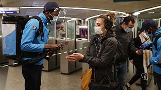 Masques et gel hydroalcoolique pour tous dans le métro à Paris