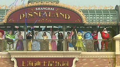 В Шанхае взрослые и дети спешат в "Диснейленд"