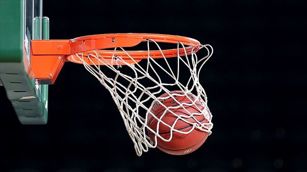 Türkiye Basketbol Federasyonu, Covid-19 salgını nedeniyle tüm liglerin şampiyon ilan edilmeden ve küme düşme olmadan sonlandırıldığını açıkladı. Türkiye Basketbol Federasyonu, Covid-19 salgını nedeniyle tüm liglerin şampiyon ilan edilmeden ve küme düşme olmadan sonlandırıldığını açıkladı.