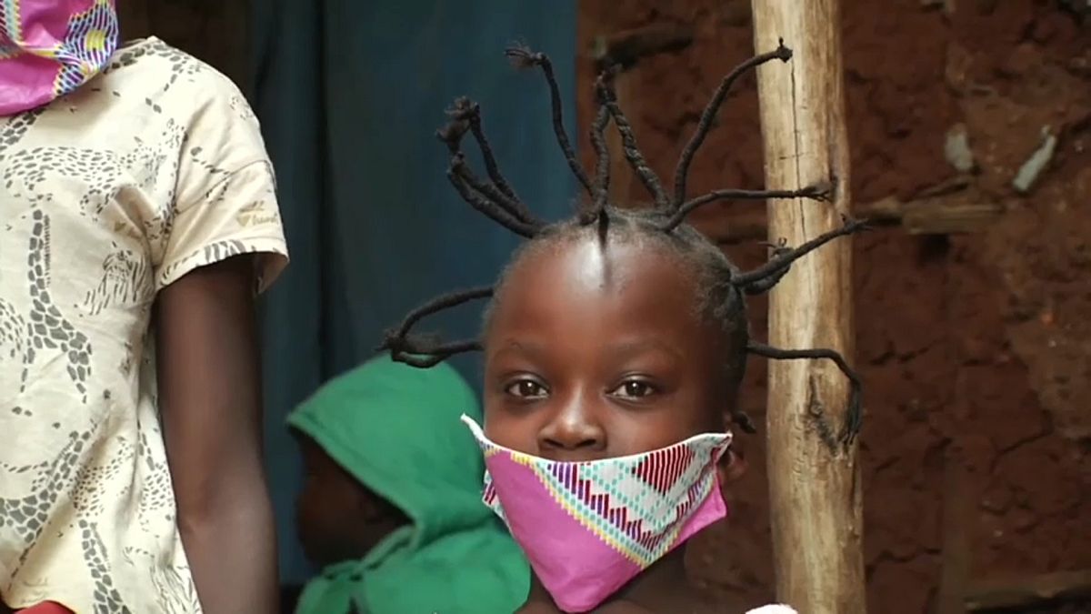 طفلة في كينيا تحظى بتسريحة "قصّة كورونا" في أحد الأحياء الفقيرة  بالعاصمة نيروبي