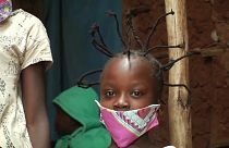 طفلة في كينيا تحظى بتسريحة "قصّة كورونا" في أحد الأحياء الفقيرة  بالعاصمة نيروبي