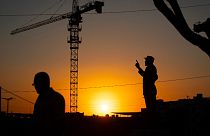 Empreitada de construção junto à estátua de Samora Machel em Maputo, Moçambique