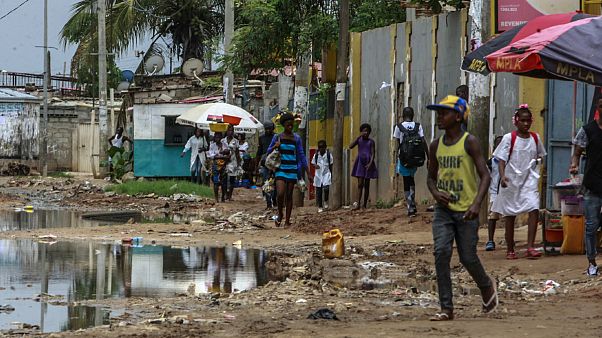 Muitos bairros nos arredores de Luanda continuam sem condições sanitárias Muitos bairros nos arredores de Luanda continuam sem condições sanitárias