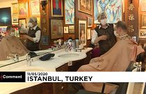 Ανεβάζουν ξανά ρολά τα κομμωτήρια της Κωνσταντινούπολης